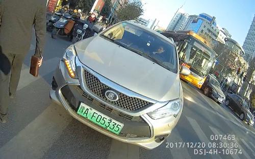 郑州新能源汽车限行咋回事？非纯电车主懵圈吃罚单