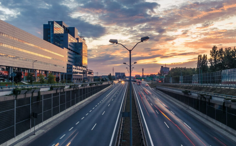 本市机动车限行规定：公务车每周停驶一天，其他车工作日限行