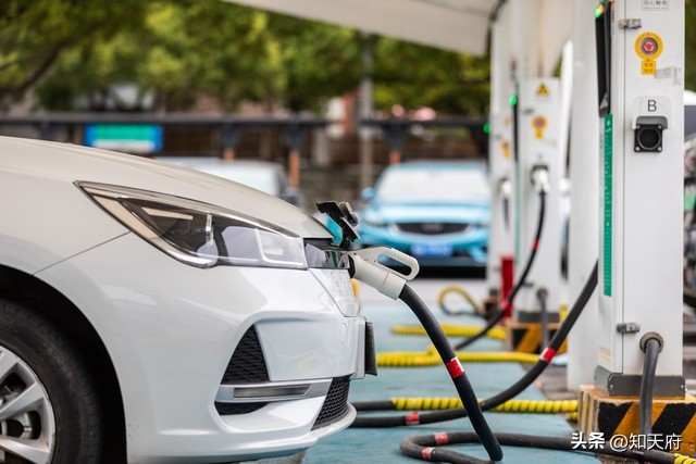 成都新能源汽车保有量增加 建议将其纳入尾号限行范围