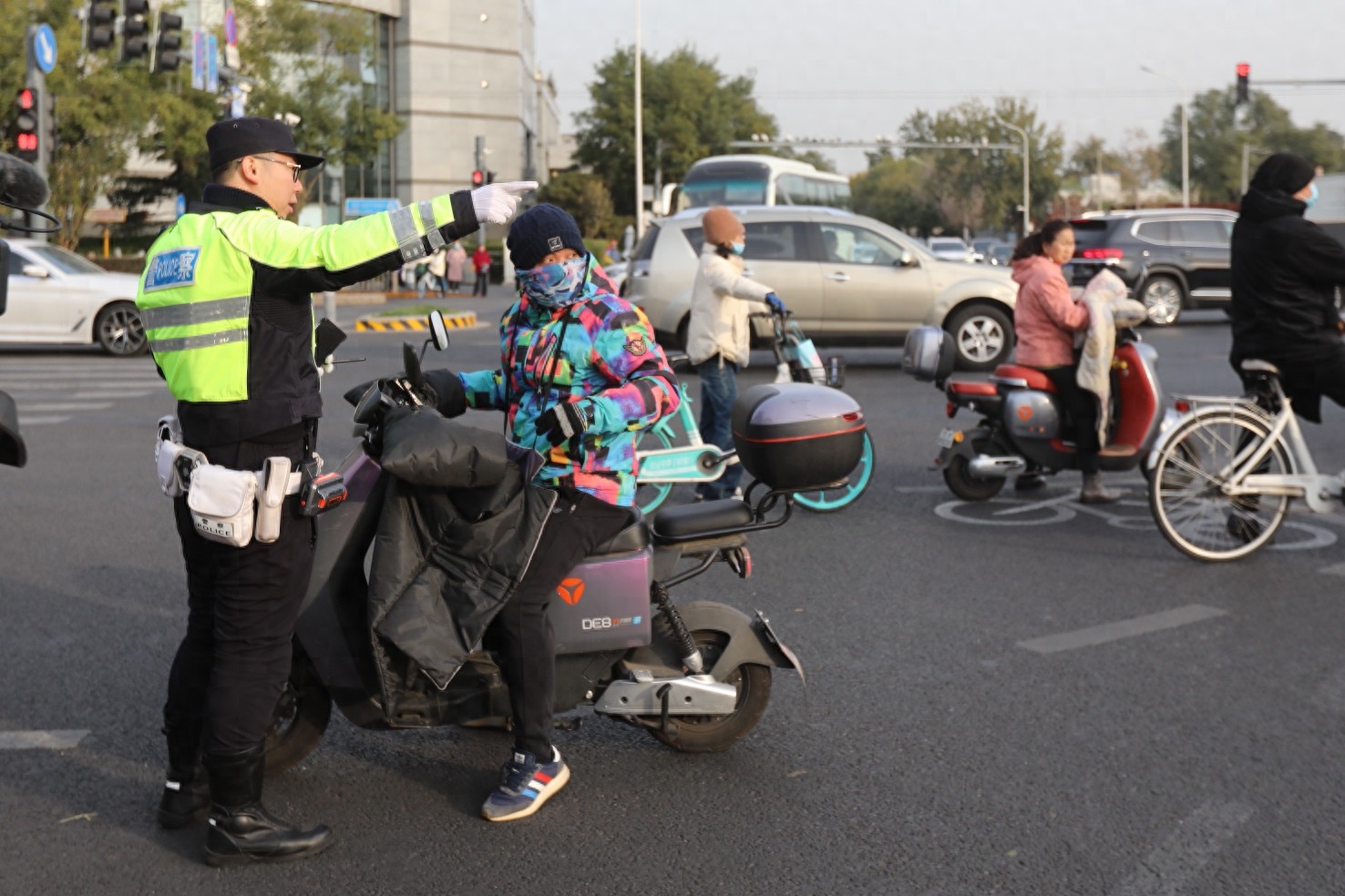 平安大街与赵登禹路交叉路口 12 种高发交通违法被整顿