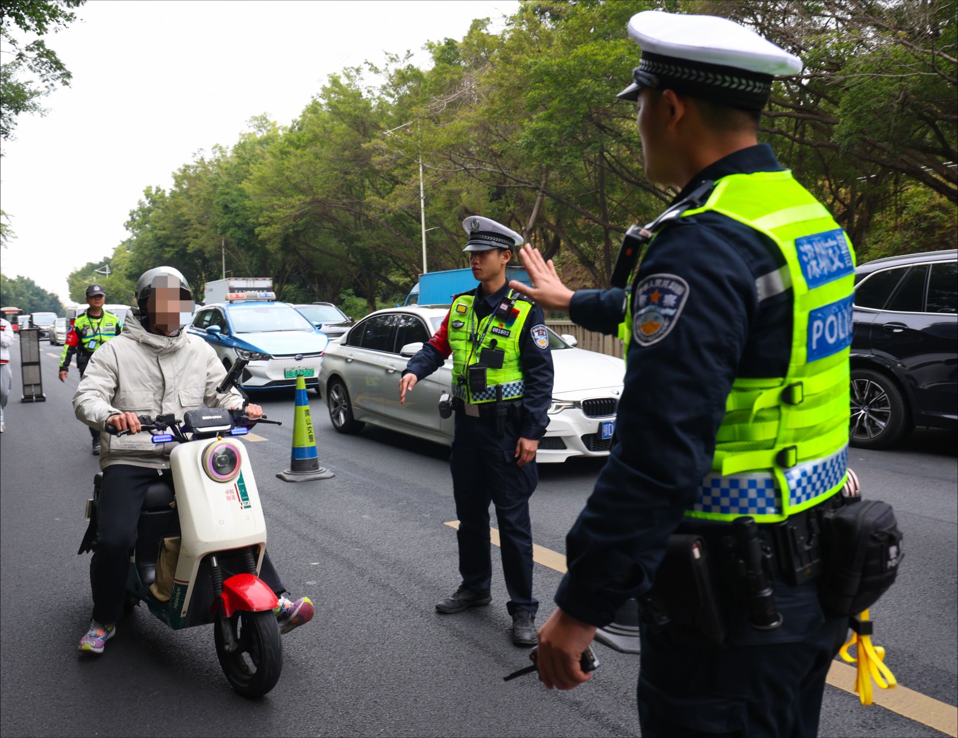 深圳严查电动自行车‘冲禁令’,保障高快速路通行安全