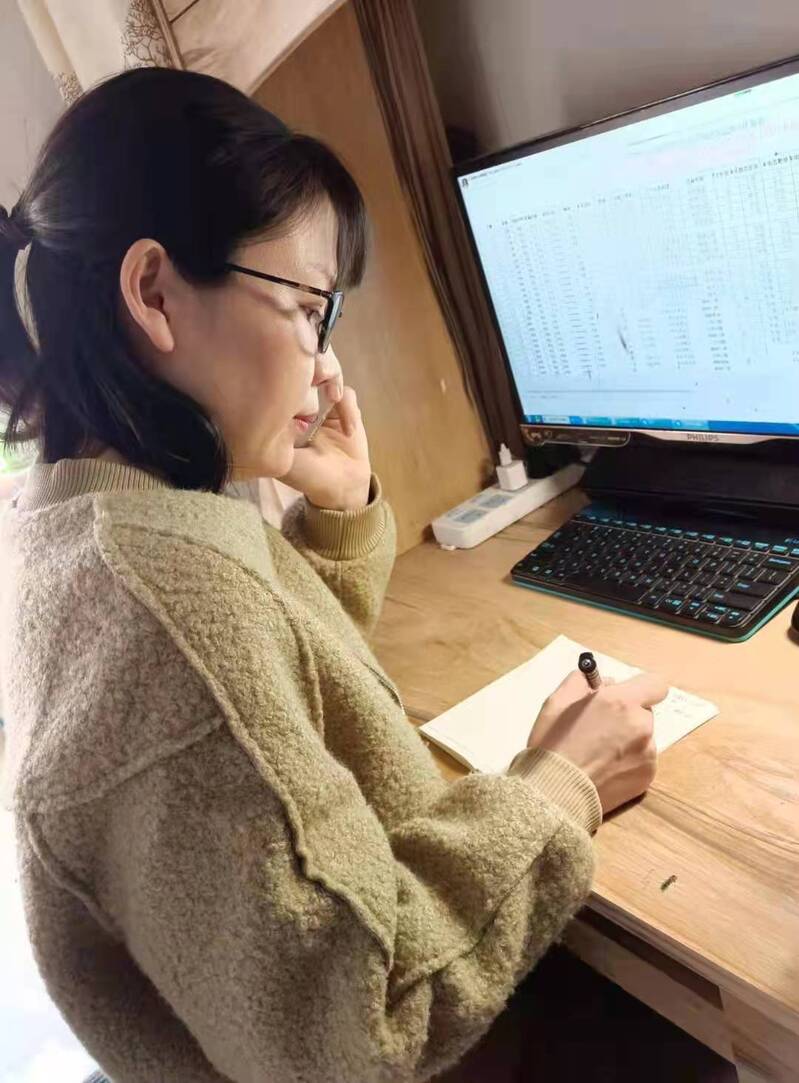 疫情反复致心理热线求助量飙升,志愿者倾听安抚焦虑者