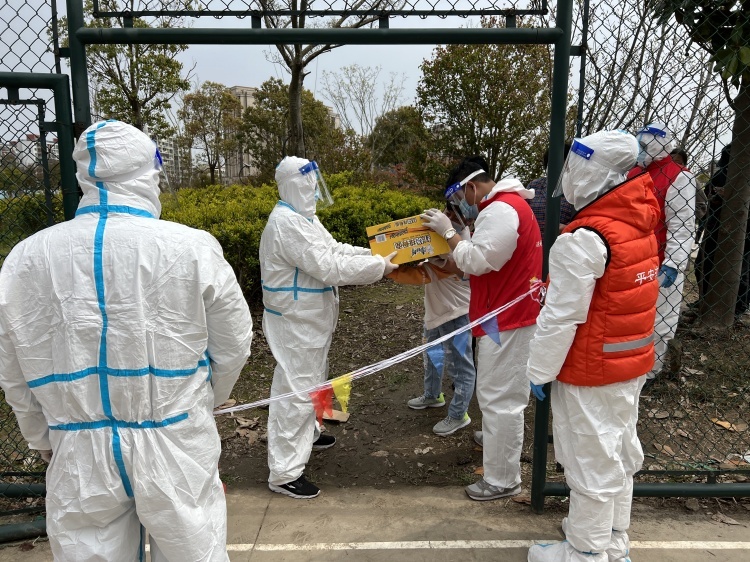 泥城镇彭镇居委党员父子并肩战‘疫’,尽显责任担当