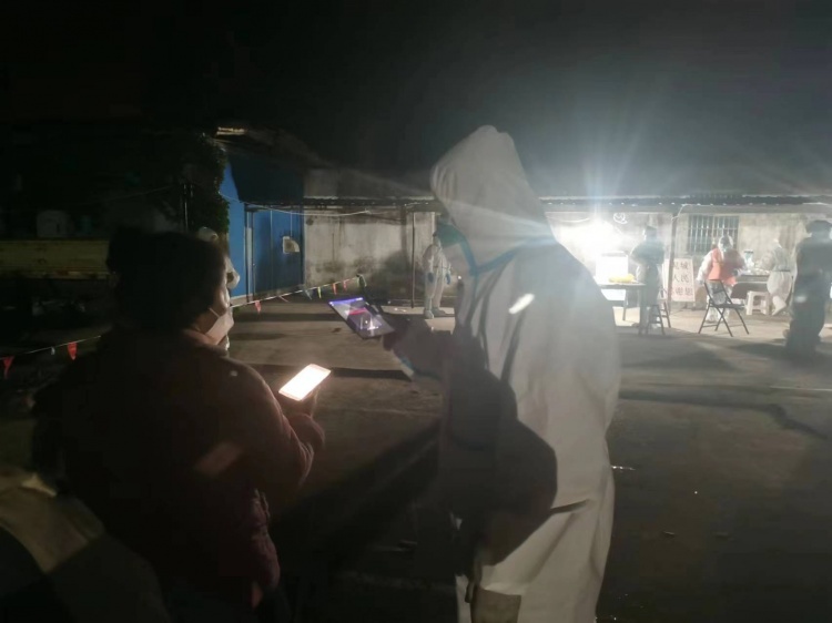 泥城镇彭镇居委党员父子并肩战‘疫’,尽显责任担当