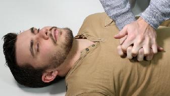 台湾疫情严重疫苗紧缺,新增472例本土病例如何防控?