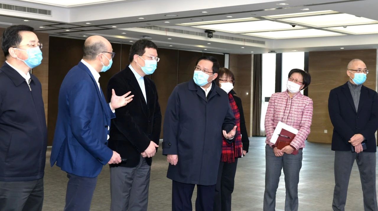 上海市委书记检查疫情防控物资保障，各类企业积极投入保供